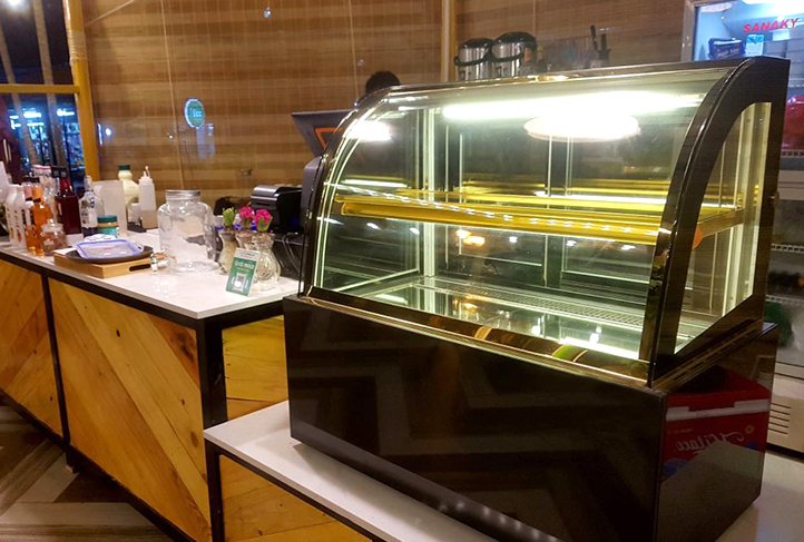 Tủ Trưng Bày Bánh Kem Để Bàn Kính Cong 120cm